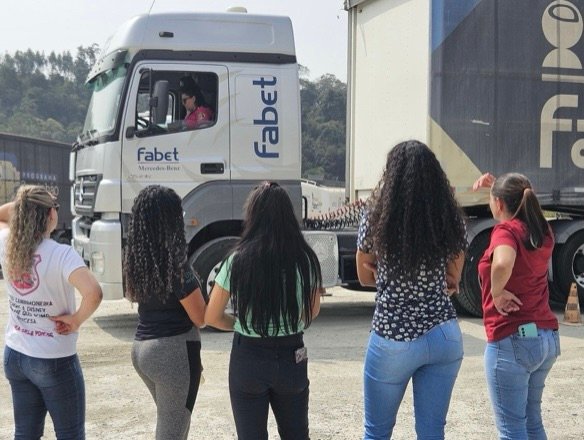 Projeto&nbsp;social&nbsp;ajuda mulheres a dirigir veículos pesados