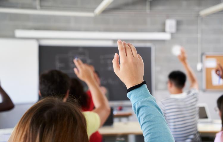 Iniciativa apoiará organizações que contribuam para a aprendizagem nos anos finais do ensino fundamental